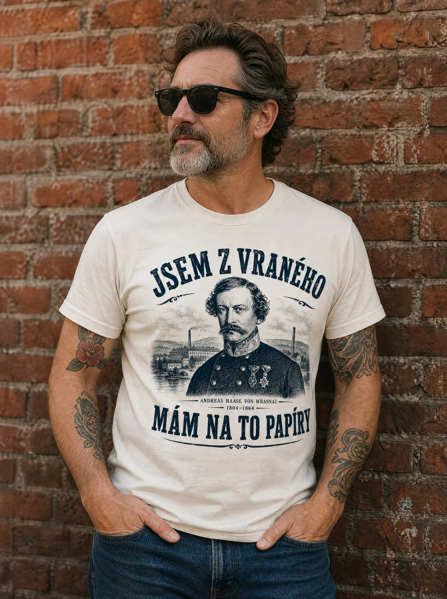 Muž v krémovém tričku Jsem z Vraného, mám na to papíry